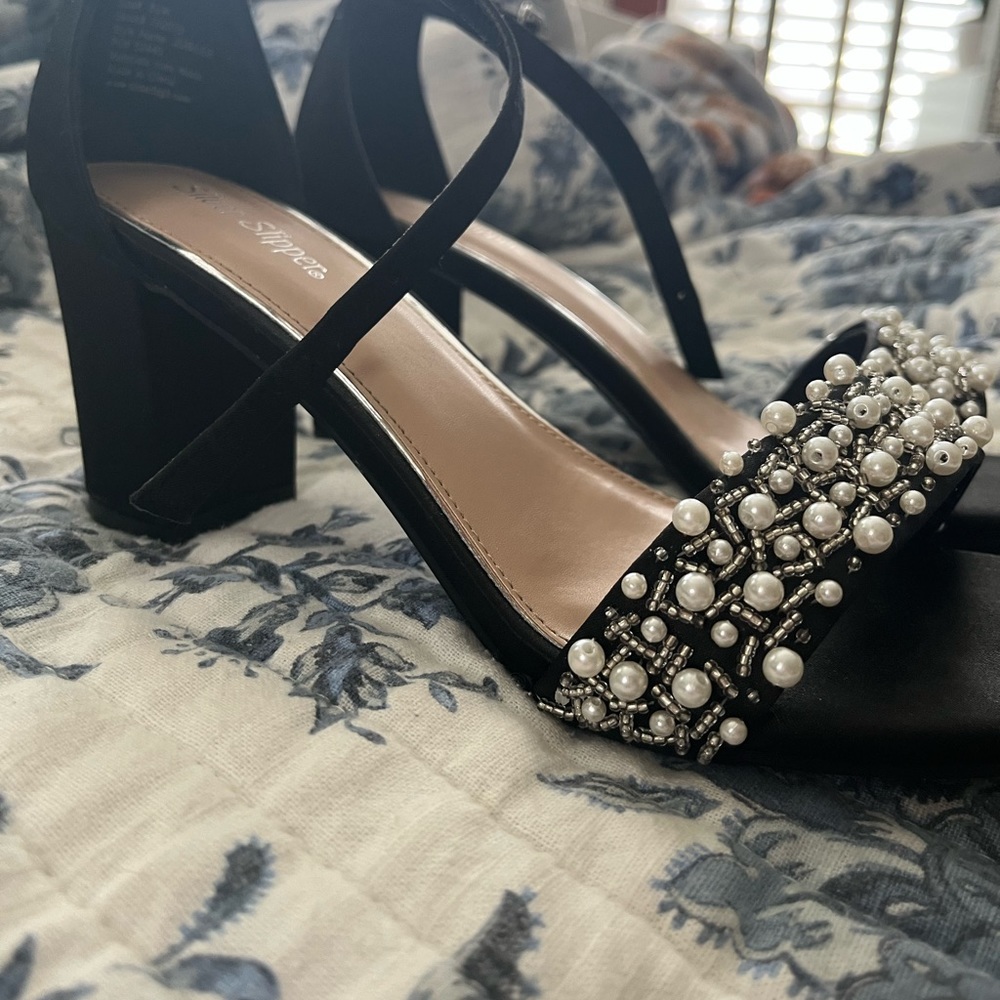 BLACK HEELS WITH PEARLS